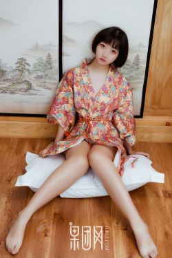 女生仙女棒坐着使用的仙女棒视频